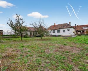 Na predaj: Rodinný dom v centre obce Tomášov s veľkým pozemkom a investičným potenciálom