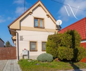 Priestranný 3-izbový tehlový rodinný dom vo Vajnoroch