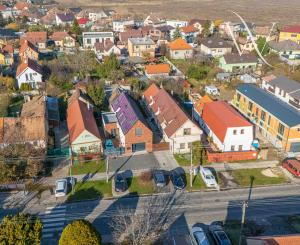 Priestranný 3-izbový tehlový rodinný dom vo Vajnoroch