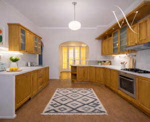 EXKLUZÍVNY STAROMESTSKÝ BYT NA OBCHODNEJ — IDEÁLNY NA BÝVANIE AJ INVESTÍCIU