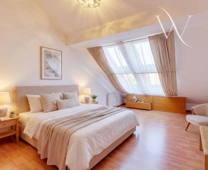 SENEC - NA PREDAJ nadštandardný 4-izbový mezanín v srdci mesta (na pešej zóne)