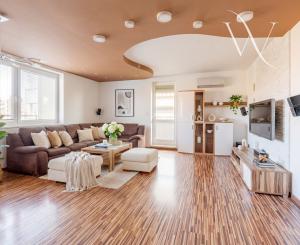 SENEC - NA PREDAJ nadštandardný 4-izbový mezanín v srdci mesta (na pešej zóne)