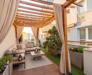 SENEC - NA PREDAJ nadštandardný 4-izbový mezanín v srdci mesta (na pešej zóne)