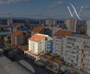 SENEC - NA PREDAJ nadštandardný 4-izbový mezanín v srdci mesta (na pešej zóne)