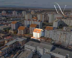 SENEC - NA PREDAJ nadštandardný 4-izbový mezanín v srdci mesta (na pešej zóne)