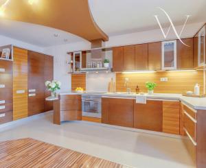 SENEC - NA PREDAJ nadštandardný 4-izbový mezanín v srdci mesta (na pešej zóne)