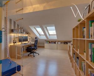 SENEC - NA PREDAJ nadštandardný 4-izbový mezanín v srdci mesta (na pešej zóne)