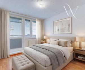 SENEC - NA PREDAJ nadštandardný 4-izbový mezanín v srdci mesta (na pešej zóne)