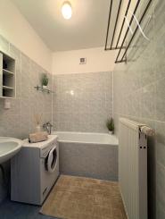 Na PRENÁJOM: Priestranný 2-izbový byt s loggiou a garážovým státím – Matejkova, Dlhé diely, Bratislava