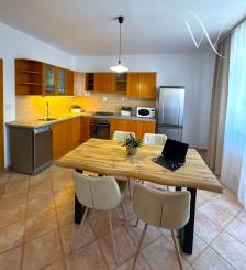 Na PRENÁJOM: Priestranný 2-izbový byt s loggiou a garážovým státím – Matejkova, Dlhé diely, Bratislava