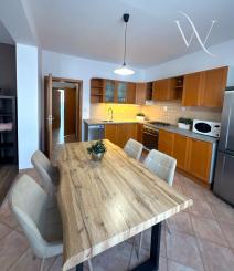 Na PRENÁJOM: Priestranný 2-izbový byt s loggiou a garážovým státím – Matejkova, Dlhé diely, Bratislava