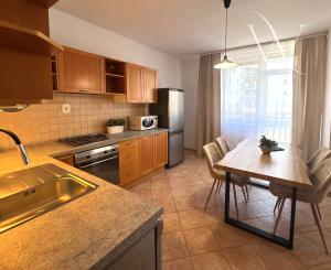 Na PRENÁJOM: Priestranný 2-izbový byt s loggiou a garážovým státím – Matejkova, Dlhé diely, Bratislava