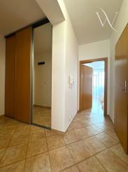 Na PRENÁJOM: Priestranný 2-izbový byt s loggiou a garážovým státím – Matejkova, Dlhé diely, Bratislava