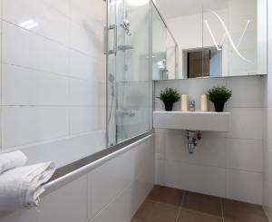 Na predaj  moderný 2 izbový byt v Bratislave v proekte -Slniečnice s pivničnou kopkou a parkovacím statim