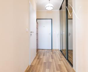 Na predaj  moderný 2 izbový byt v Bratislave v proekte -Slniečnice s pivničnou kopkou a parkovacím statim