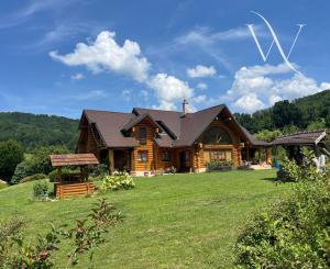 Luxusný nízkoenergetický zrub Podzámčok pri Zvolene – súkromie, príroda a pozemok 11 000 m²