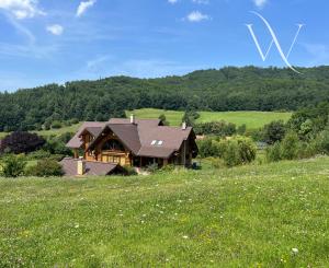 Luxusný nízkoenergetický zrub Podzámčok pri Zvolene – súkromie, príroda a pozemok 11 000 m²