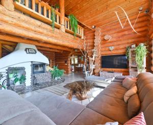 Luxusný nízkoenergetický zrub Podzámčok pri Zvolene – súkromie, príroda a pozemok 11 000 m²