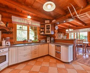 Luxusný nízkoenergetický zrub Podzámčok pri Zvolene – súkromie, príroda a pozemok 11 000 m²