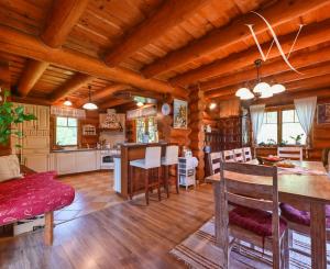 Luxusný nízkoenergetický zrub Podzámčok pri Zvolene – súkromie, príroda a pozemok 11 000 m²