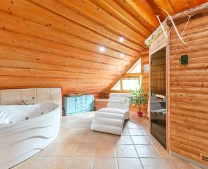 Luxusný nízkoenergetický zrub Podzámčok pri Zvolene – súkromie, príroda a pozemok 11 000 m²