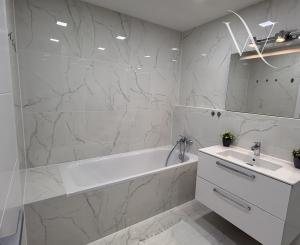 Hamuliakovo, okr. SC- NA PREDAJ 3 izbový byt s terasou, záhradou a dvomi parkovacími státiami.