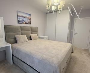 Hamuliakovo, okr. SC- NA PREDAJ 3 izbový byt s terasou, záhradou a dvomi parkovacími státiami.