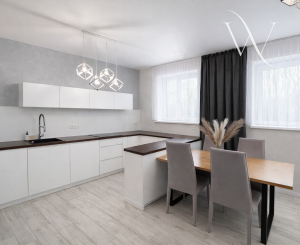 Hamuliakovo, okr. SC- NA PREDAJ 3 izbový byt s terasou, záhradou a dvomi parkovacími státiami.