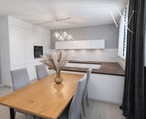 Hamuliakovo, okr. SC- NA PREDAJ 3 izbový byt s terasou, záhradou a dvomi parkovacími státiami.