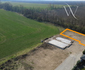 Na predaj exkluzívny stavebný pozemok na konci slepej ulice v obci Voderady