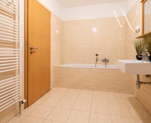 Na predaj velký 2 itbový byt v Bratislave -Petržalke , ul.Budatinska