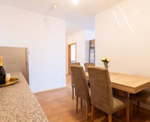 Na predaj velký 2 itbový byt v Bratislave -Petržalke , ul.Budatinska