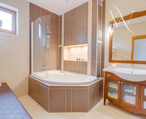 SENEC – NA PREDAJ EXKLUZÍVNY 3 + 1 PODKROVNÝ  BYT  – JEDINEČNÝ PRIESTOR NA PEŠEJ ZÓNE.