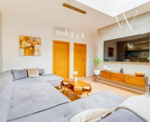 SENEC – NA PREDAJ EXKLUZÍVNY 3 + 1 PODKROVNÝ  BYT  – JEDINEČNÝ PRIESTOR NA PEŠEJ ZÓNE.