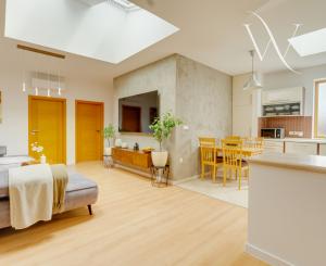 SENEC – NA PREDAJ EXKLUZÍVNY 3 + 1 PODKROVNÝ  BYT  – JEDINEČNÝ PRIESTOR NA PEŠEJ ZÓNE.