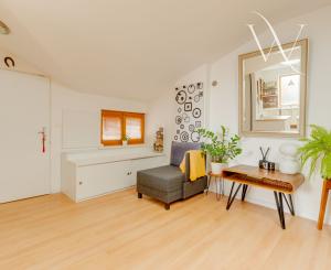 SENEC – NA PREDAJ EXKLUZÍVNY 3 + 1 PODKROVNÝ  BYT  – JEDINEČNÝ PRIESTOR NA PEŠEJ ZÓNE.