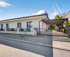 Štýlový rodinný dom vo vynikajúcej lokalite na predaj, Rovinka