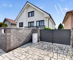 NA PREDAJ! 8 izbový dvojgeneračný poschodový rodinný dom v Tomášove