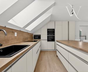 NA PREDAJ! 8 izbový dvojgeneračný poschodový rodinný dom v Tomášove