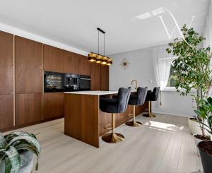 NA PREDAJ! 8 izbový dvojgeneračný poschodový rodinný dom v Tomášove