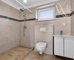 NA PREDAJ! 8 izbový dvojgeneračný poschodový rodinný dom v Tomášove