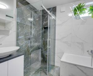 HRUBÁ BORŠA, OKR. SENEC - NA PREDAJ 4 izbový byt s vlastným kúrením a garážou.