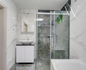 HRUBÁ BORŠA, OKR. SENEC - NA PREDAJ 4 izbový byt s vlastným kúrením a garážou.