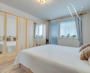 HRUBÁ BORŠA, OKR. SENEC - NA PREDAJ 4 izbový byt s vlastným kúrením a garážou.