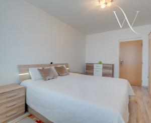 HRUBÁ BORŠA, OKR. SENEC - NA PREDAJ 4 izbový byt s vlastným kúrením a garážou.