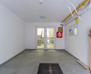 HRUBÁ BORŠA, OKR. SENEC - NA PREDAJ 4 izbový byt s vlastným kúrením a garážou.