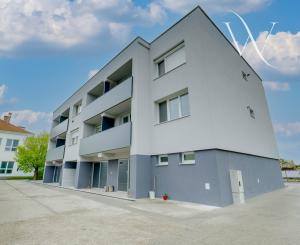 HRUBÁ BORŠA, OKR. SENEC - NA PREDAJ 4 izbový byt s vlastným kúrením a garážou.