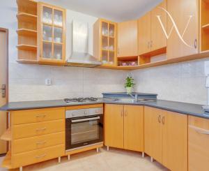 HRUBÁ BORŠA, OKR. SENEC - NA PREDAJ 4 izbový byt s vlastným kúrením a garážou.