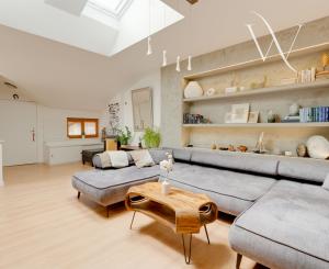 SENEC – NA PREDAJ EXKLUZÍVNY 3 + 1 PODKROVNÝ  BYT  – JEDINEČNÝ PRIESTOR NA PEŠEJ ZÓNE.