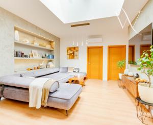 SENEC – NA PREDAJ EXKLUZÍVNY 3 + 1 PODKROVNÝ  BYT  – JEDINEČNÝ PRIESTOR NA PEŠEJ ZÓNE.